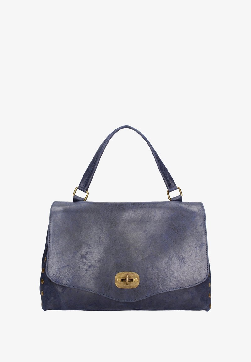 Marineblauwe leren handtas met een klepafsluiting, gouden hardware en decoratieve studs aan de zijkanten. Glad textuur met een gestructureerd ontwerp.