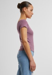 Karl Kani SMALL SIGNATURE  SHOULDER TIGHT - Marškinėliai su spaudiniu - violet