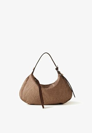 Braune, strukturierte Schultertasche mit verstellbarem Riemen und dekorativen Lederbändern auf weißem Hintergrund.