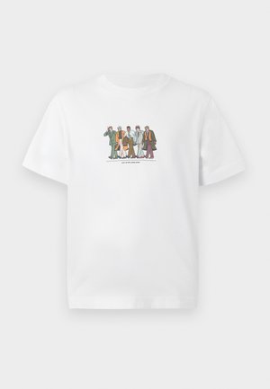 Weißes T-Shirt mit einer Illustration von fünf verschiedenen Männern in Anzügen, die selbstbewusst nebeneinander gehen und Aktentaschen sowie Telefone halten.