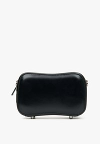 Zwarte leren pouch met een slank, afgerond ontwerp. Voorzien van een ritssluiting en hardware in zilverkleur. Gladde textuur met een subtiele glans.