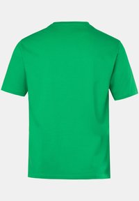 Zelené tričko s krátkým rukávem vyrobené z bavlny. Má kulatý výstřih a jednoduchý design bez vzorů nebo akcentů. Pohled ze zadu.