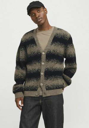 Gehaakte cardigan in beige en marineblauw gestreept, met een v-hals, knoopsluiting en een ontspannen pasvorm. Zachte textuur en lange, omgeslagen mouwen.