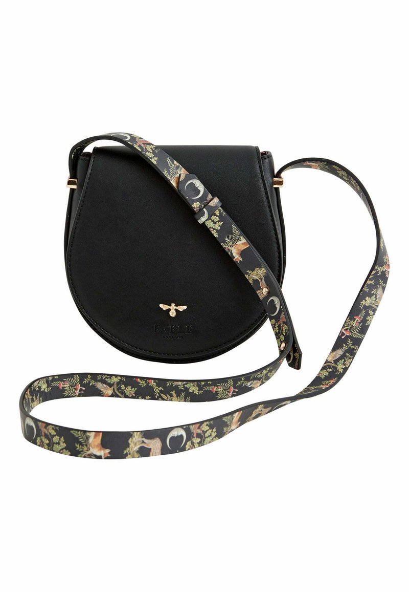 Borsa a tracolla nera in pelle a forma di mezza luna, con una tracolla a fantasia floreale e un logo dorato sul fronte.
