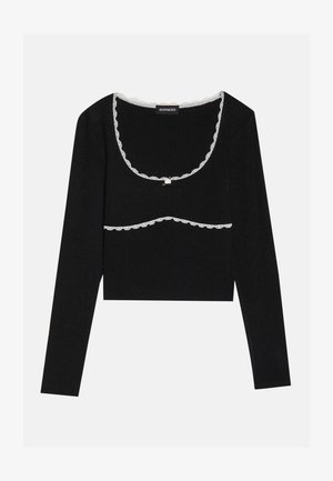 T-shirt à manches longues noir côtelé avec un large col rond et une finition en dentelle blanche sur les bords, agrémenté d'un détail de bouton décoratif au centre.