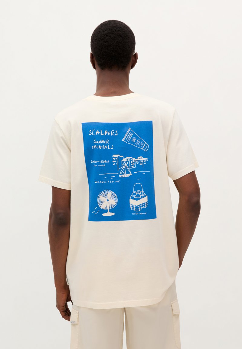 Tricou din bumbac de culoare crem, cu un imprimeu grafic albastru pe spate, ce prezintă ilustrații legate de esențele de vară.