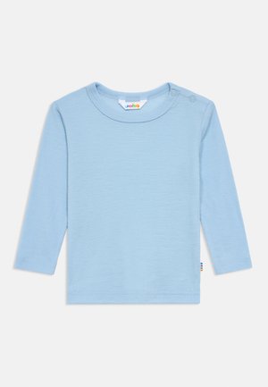 Camiseta de bebé de manga larga en azul claro con cuello redondo y botones a presión en un hombro, presentada sobre un fondo blanco.