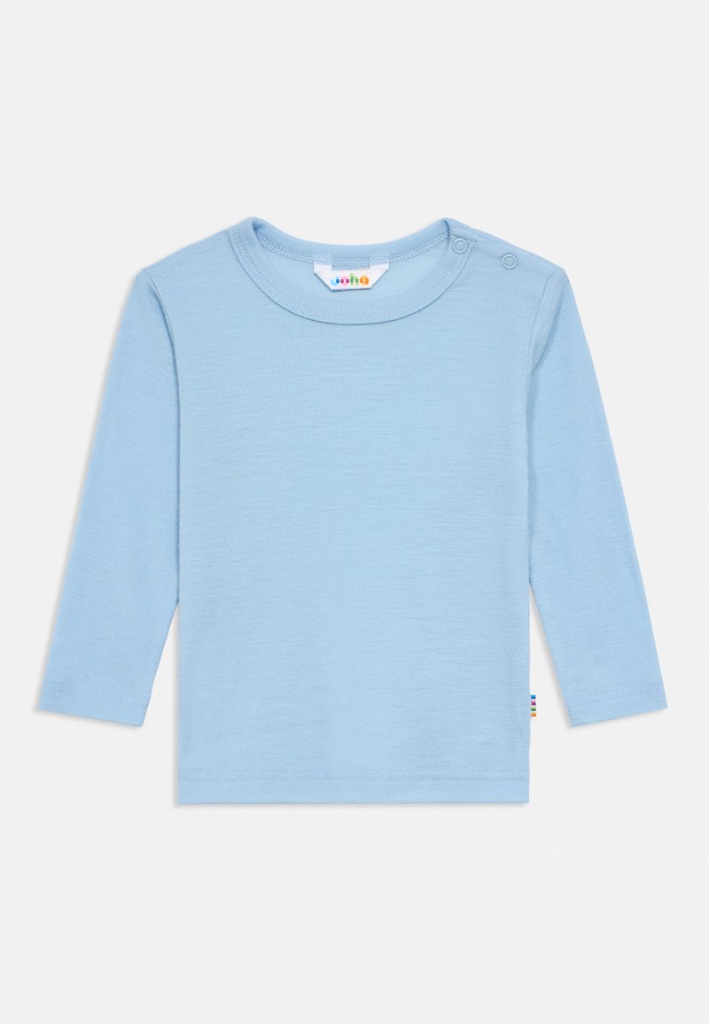 Φωτεινό γαλάζιο μακρυμάνικο βρεφικό πουκάμισο με στρογγυλή λαιμόκοψη και κουμπιά στον έναν ώμο, εμφανίζεται σε λευκό φόντο.