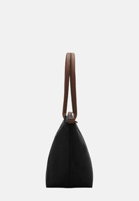 Svart tygpåse med brunt läderhandtag, triangulär form, slät textur och minimalistisk design. Dragkedjestängning upptill.