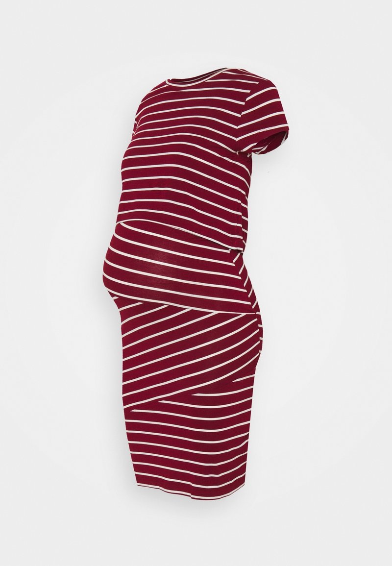 Robe de maternité à rayures rouges et blanches, à manches courtes, design ajusté, tissu extensible, longueur genoux, détails de couture incurvés sur le ventre.