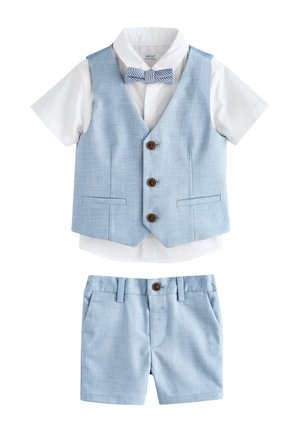 Hvid kortærmet skjorte med blå vest, matchende blå shorts og stribet blå butterfly til småbørn eller unge børn.