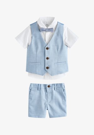 Wit overhemd met korte mouwen, blauwe vest, bijpassende blauwe korte broek en gestreepte blauwe strik voor een peuter of jong kind.