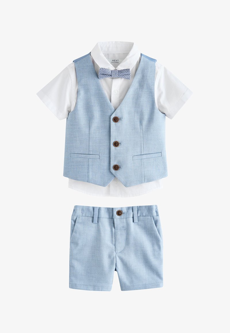 Camicia bianca a maniche corte con gilet blu, pantaloncini blu coordinati e papillon blu a righe per bambino piccolo o bimbo.