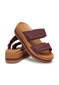 Crocs BROOKLYN BUCKLE - Badslippers - dark clay