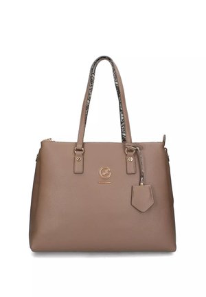 Taupe leren handtas met dubbele handvatten, gouden logo-embleem en decoratief label, met een gestreepte binnenvoering langs de randen van de handvatten.