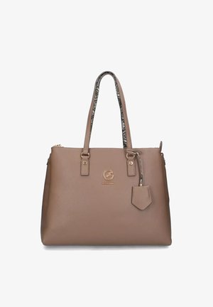 Borsa in pelle taupe con doppi manici, emblema dorato e etichetta decorativa, con una fodera interna a motivo sui bordi dei manici.