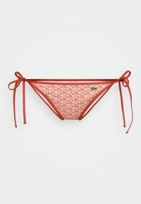 Chilot de bikini în portocaliu și roz, cu un model geometric, având legături pe laterale și o mică etichetă cu logo. Material ușor.