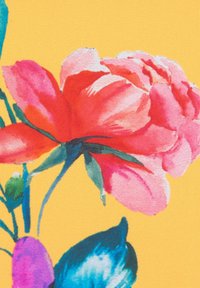Bloemontwerp met roze en rode bloemen op een heldergele achtergrond; bevat groene bladeren, met zachte texturen en levendige kleuren.