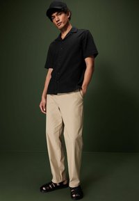 Next BRODERIE SHORT SLEEVE   REGULAR FIT - Vapaa-ajan kauluspaita - black
