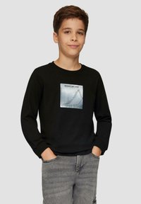 Zwarte sweater met lange mouwen en een ronde halslijn, met een zilveren grafische print met de tekst "Graphical Limit Levels" op de voorkant.