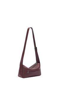 Ciemnoczerwona skórzana torba na ramię z regulowanym paskiem, srebrnymi zamkami błyskawicznymi z przodu i na górze, prostokątną podstawą i gładką fakturą.