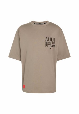 Beige T-shirt met korte mouwen met de tekst "AUDI REVOLUT F1 TEAM" op de borst en een klein Adidas-logo onder de tekst.