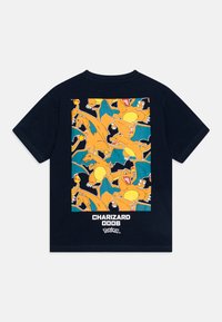 Tricou din bumbac de culoare bleumarin, cu un grafic vibrant al lui Charizard pe spate, în culori portocalii și galbene, și text alb "CHARIZARD 006."
