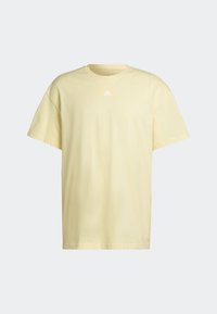 T-shirt di cotone giallo chiaro con collo rotondo e maniche corte, caratterizzato da un piccolo logo bianco Adidas sul petto.