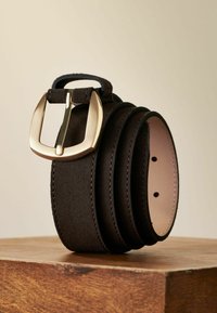 Ceinture en suede noir avec une boucle en métal doré brossé, présentant plusieurs couches de texture et des accents de couture le long des bords.