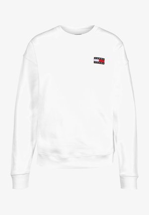 Sweat-shirt blanc à col rond avec manches longues et petite étiquette rectangulaire du logo Tommy Jeans sur la partie supérieure gauche de la poitrine.