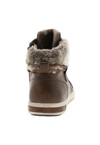 Bottines brunes avec col en fausse fourrure et cuir doux. Elles possèdent une finition texturée, un bout rond et une semelle en caoutchouc blanche avec une languette à l'arrière.