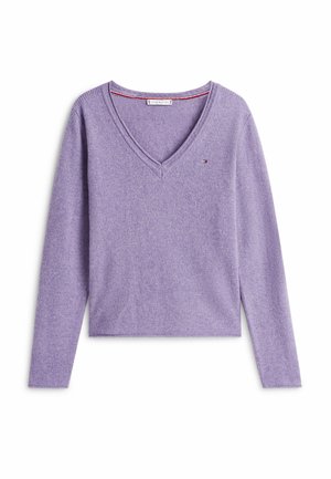 V-hals lange mouwen sweater in licht lavendel, gemaakt van zachte stof, met een subtiele textuur en een klein logo-accent op de borst.