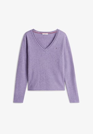 V-hals langærmet sweater i lys lavendel, lavet af blødt stof, med en subtil tekstur og et lille logo-accent på brystet.
