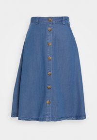 Denim A-linje kjol i medelblått, med frontknäppning med bruna knappar, bältesöglor och en något utsvängd fåll.