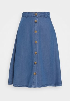 Denim-A-Linienrock in Mittelblau, mit einer vorderen Knopfverschluss aus braunen Knöpfen, Gürtelschlaufen und einem leicht ausgestellten Saum.