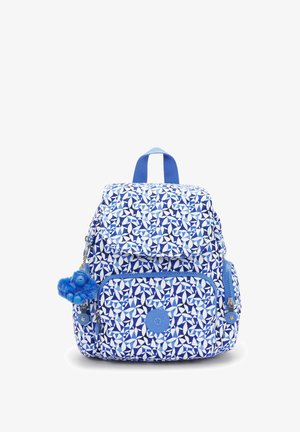 Blauer Rucksack mit geometrischen Mustern, Stoffaußenbereich, vorderer Reißverschluss-Tasche und einem blauen, fluffigen Schlüsselanhänger als Accessoire. Verstellbare Träger.