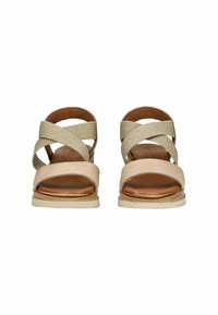 Braun und beige Kreuzschnallen-Sandalen mit glattem Lederfußbett, offener Zehe und einer niedrigen, strukturierten Gummisohle.