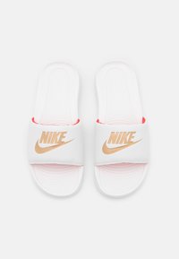 Nike Sportswear VICTORI ONE SLIDE - Mulas - summit white/metallic gold/chile red