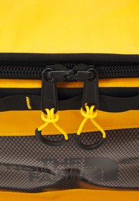 The North Face BASE CAMP GEAR BOX L - Kelioninis krepšys - summit gold/black