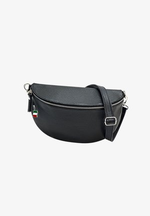 Sac à main en cuir noir avec une forme arrondie, fermeture éclair et bandoulière réglable. Présente un petit accent du drapeau italien. Surface texturée.