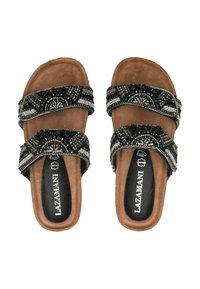 Sandali slide neri e argento con perline, dotati di due larghe cinghie. Morbida soletta in suede color cammello e suola nera testurizzata, logo del marchio visibile all'interno.