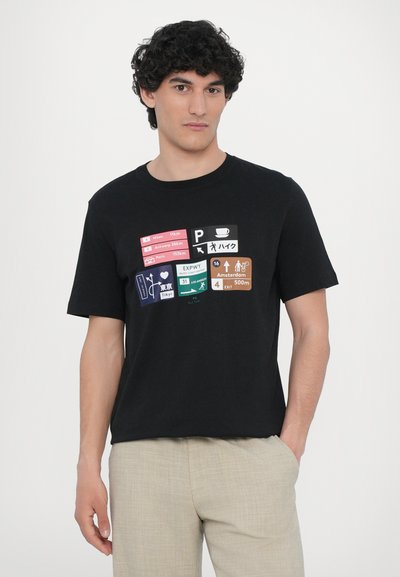 T-shirt noir avec des impressions graphiques colorées de panneaux de ville et d'icônes, y compris des marqueurs de distance et des symboles, à l'avant. Coupe régulière.