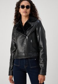 Vero Moda Tall VMHAILEY JACKET - Dirbtinės odos striukė - black