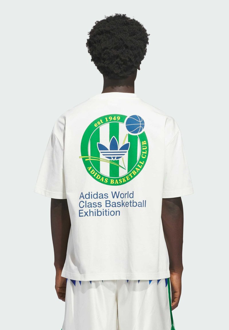 T-shirt blanc à manches courtes avec un graphique multicolore : logo circulaire vert et bleu avec un ballon de basket et du texte sur le club de basket Adidas.