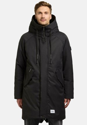 Parka noire avec une grande capuche, dotée de fermetures éclair et de boutons-pression, de poches latérales et d'une subtile marque au niveau de l'ourlet. Finition en tissu lisse.