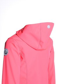 Chaqueta con capucha de color rosa brillante, con un parche redondo en la manga izquierda y un pequeño logotipo circular en la parte posterior de la capucha.