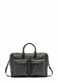 Schwarze Stoff-Laptoptasche mit zwei vorderen Taschen, oberen Griffen, verstellbarem Gurt und rotem Logoakzent. Glatte Textur und rechteckige Form.