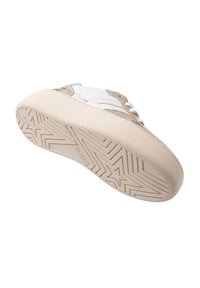 Beige og hvid sneaker med en struktureret suede-overdel, snørebåndsdesign, gummisål med stjernemønster og en let hævet hæl.