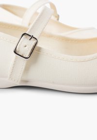 Pisamonas MERCEDITA CIERRE HEBILLA - Bailarinas con hebilla - beige