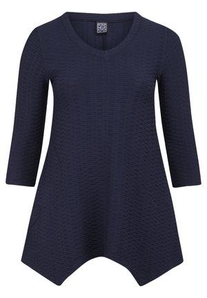 Donkerblauwe, gestructureerde top met halve mouwen en een V-hals. Beschikt over een asymmetrische zoom en een zachte, ademende stof.